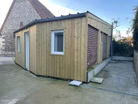 A LOUER chez Propriétés Privées, à 10kms de Dieppe à Saint Aubin le Cauf, une maison de plain pied entièrement rénovée. Elle se compose d'un salon avec cuisine ouverte, d'une chambre et d'une salle de douche avec WC. Louée meublé. Cour extérieur béto...