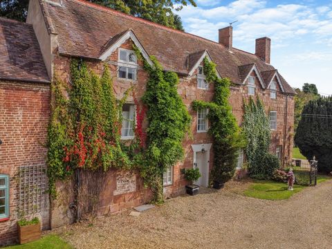 Shifnal Manor, gelegen in het hart van Shifnal, is een gedistingeerd halfvrijstaand landhuis, gebouwd in 1635 en biedt een ruime woonkamer van ongeveer 3.696 m². Deze woning beschikt over zes slaapkamers en drie luxe badkamers, waaronder een master s...