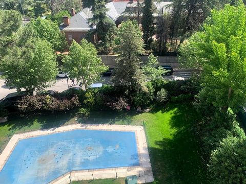 This penthouse for sale offers a unique opportunity in Puerta de Hierro, Madrid! With the most impressive views in the area, this spacious penthouse has a perimeter terrace that will allow you to enjoy unparalleled panoramic views.~~Upon entering, yo...