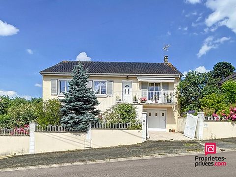 Situé à quelques minutes à pied du centre de Mamers, ce pavillon accueillant est niché dans un quartier résidentiel paisible. Sans vis-à-vis, avec une vue dégagée et en parfait état, il offre sur un seul niveau : un double séjour (double exposition) ...