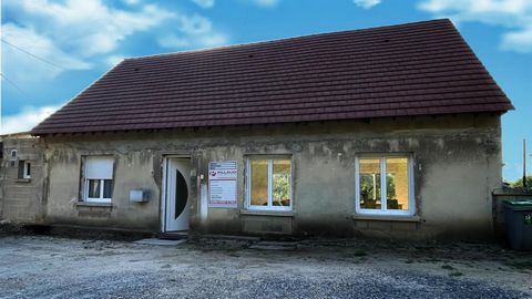 Marie-Hélène Pitois vous propose cette maison de plain-pied de 100m2 dans un village de la première couronne de Soissons, elle est parfaite pour une vie pour une vie confortable et pratique ! Plain-pied avec un vaste double séjour de 50m² idéal pour ...