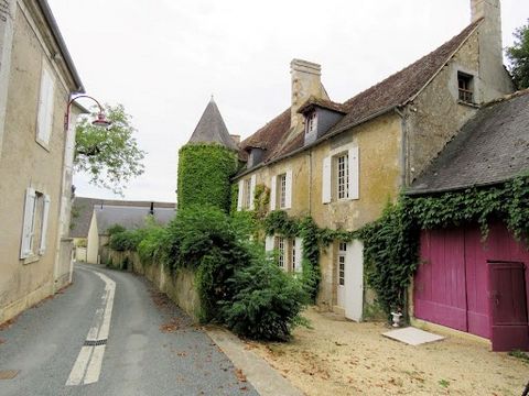 Manoir XV°/XVII° avec grange attenante sur 1ha 63a 43ca Situé à 15km de Bourges, dans un village de 980 habitants, ce manoir d’environ 270m² sur les 2 premiers niveaux offre un salon, une salle à manger, une cuisine, une salle de billard, 5 chambres ...