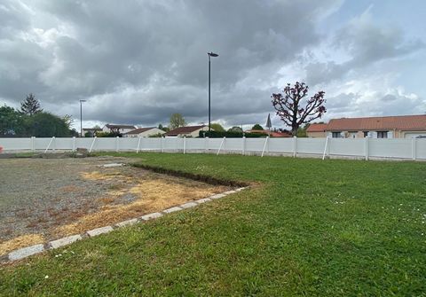 EXCLUSIVITÉ pour ce terrain constructible d'environ 150 M² ( bornage en cours ) en Zone Ub situé sur la commune de SAINTE PAZANNE entre NANTES et PORNIC proche bourg (commerces, écoles et gare à pied) Projet de construction d'une maison de plain pied...