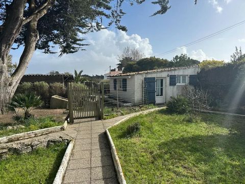 EXCLUSVITE VIAGER OCCUPE Propriété située à 150 m de la plage de la Linière sur la commune de NOIRMOUTIER EN L'ILE. Sur un terrain d'environ 1000 m2, maison ancienne composée d'une entrée, cuisine, séjour avec cheminée, 1 chambre, 1 bureau, 1 SDE, WC...