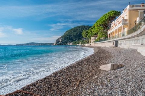 Incantevole villa che offre una posizione da sogno rara e ricercata sulla linea del fronte del Mediterraneo nella baia di Eze.Situata su un terreno totalmente pianeggiante, la casa è divisa in 2 livelli. Al piano terra, un bellissimo ingresso in vetr...