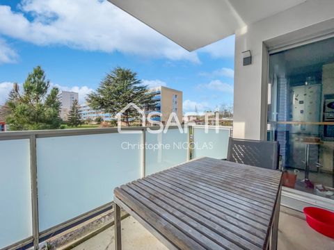 A l'entrée de Blanquefort, proche du parc Majolan, cet appartement de 77 m² offre un cadre de vie agréable et pratique. Situé au 1er étage d'une résidence récente avec ascenseur, l'appartement bénéficie d'une belle luminosité avec sa loggia. Le bien ...