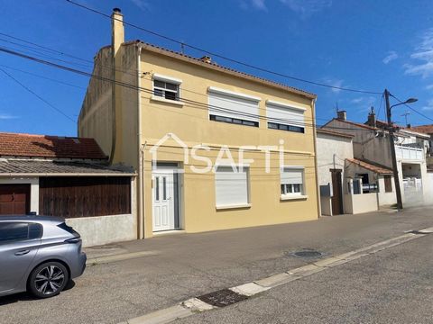 Située à Port-Saint-Louis-du-Rhône, cette maison de 180 m² sur un terrain de 150 m² se distingue par son emplacement privilégié, offrant un environnement paisible à proximité de la plage de Carteau, du port et des promenades le long du Rhône. Un quar...