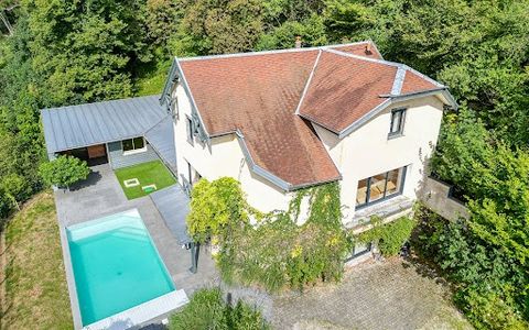 Ein Meisterhaus in LA MALATE Entdecken Sie dieses 247 m² große Haupthaus in La Malate, einer Wohngegend, die für ihre Ruhe und Nähe zu Besançon geschätzt wird. Auf einem großzügigen Grundstück von 6477 m² gelegen, bietet diese Immobilie ein komfortab...