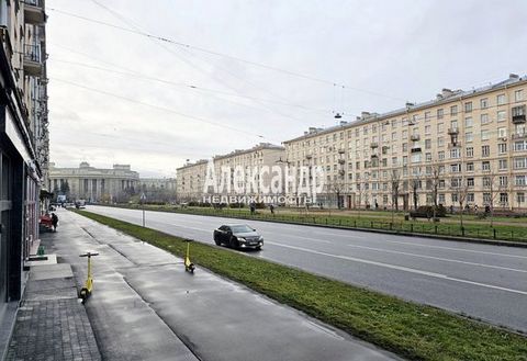 1701532 В престижном районе трехкомнатная квартира 79,2 кв.м расположенная на высоком первом этаже (2,10 м), с комнатами 19,6+18,9+15 кв.м., кухней 9,4, коридором 11,7 кв.м, раздельным санузлом. Квартира БЕЗ Ремонта, состояние коммунальной квартиры. ...