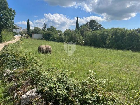 Location: Istarska županija, Svetvinčenat, Svetvinčenat. Land for sale with building permit in a quiet part of Svetvinčent, surface area 504 m². The land is flat, and all the necessary infrastructure is in the immediate vicinity. According to the pro...