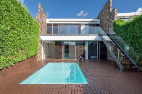 Villa de 4 chambres à Vale Pisão - Nature Resort, à 20 minutes de Porto et 10 minutes de Santo Tirso. Récemment rénovée, elle dispose d'un jardin et d'une piscine de 100 m2, d'une cuisine entièrement équipée et d'un grand salon avec balcon donnant su...