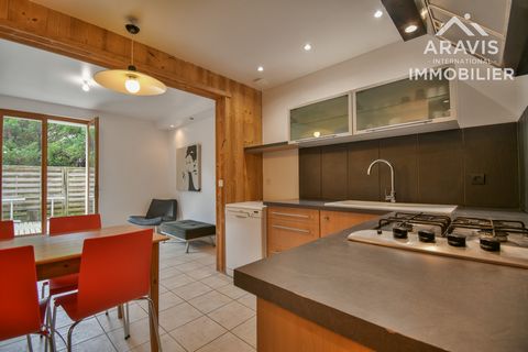 Bel appartement T3 de 54m2 situé sur la commune d'Entremont. Il se compose d'une entrée, un séjour avec cuisine ouverte. 2 grandes chambres, une salle de douche avec wc séparés et une buanderie. Une grande terrasse exposée ouest complète ce bien. En ...