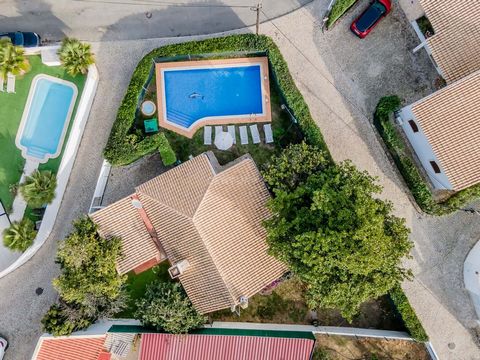 Typical villa, on a plot of 600 m2, with swimming pool, garage, green areas with fruit trees and close to the beach and the most sought after area of Oura ( The Strip ) 1 storey villa with easy access , ideal for holidays or monetizing . Close to all...