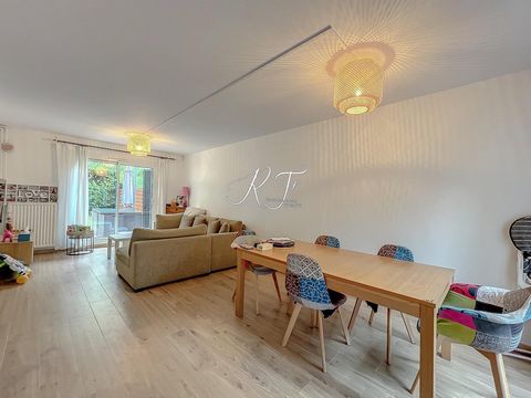 *** SAFTI IMMOBILIER *** Située dans une résidence pavillonnaire calme et familiale, proche des ÉCOLES et des COMMERCES Maison de 6 pièces et de 110m² vous propose: Entrée, SÉJOUR LUMINEUX donnant accès à la TERRASSE du jardin SANS VIS-A-VIS, une cui...