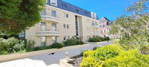 A proximité immédiate des écoles et des commerces, et à 13 min en bus du cœur de La Rochelle, appartement de standing proposant une pièce de vie baignée de lumière et 3 chambres. Entrée spacieuse avec placard 4 portes, pièce de vie lumineuse bénéfici...