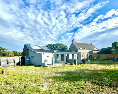 Située à Baguer-Morvan (35120), cette propriété offre un cadre paisible et authentique, idéal pour les amoureux de la nature cherchant calme et sérénité. Proche de Dol de bretagne donnant accès à la gare TGV et l'axe Rennes -St malo. Cette charmante ...