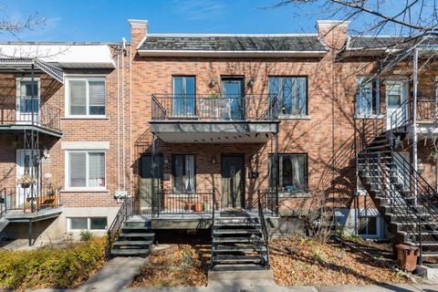 Ideally located in Villeray on the 2nd floor of a duplex bathed in sunlight throughout the day. Very large 1 bedroom of 890 sqft that can be easily converted into 2 real bedrooms by just adding a wall while still having a living room and an additiona...