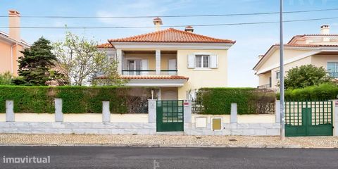 PRIJS NIET ONDERHANDELBAAR. In Oeiras, in het bovenste deel van Carnaxide, bevindt zich deze rustige buurt, in een van de gebieden met de grootste groei en potentieel voor waardering. Mis de kans niet om te wonen in deze villa met 8+1 slaapkamers met...