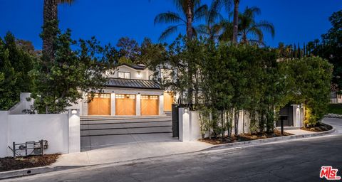 Bienvenue dans cette superbe maison de ferme intelligente moderne et neuve achevée en 2021 à Encino, nichée au sud du Blvd. Embrassée par un aménagement paysager mature et des palmiers majestueux, cette maison entièrement fermée offre une intimité in...