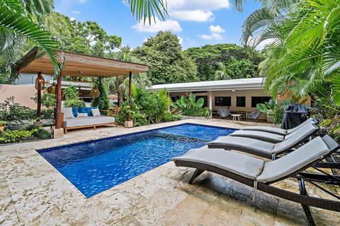 Cette villa au design élégant et original est située à seulement 300 mètres de la plage de Guanacaste, au Costa Rica, sur un terrain de 480 m². La propriété principale dispose de 3 chambres climatisées et 3 salles de bains complètes, ainsi que d’un s...