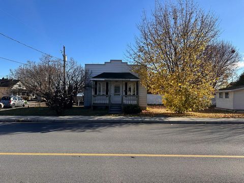 Découvrez le 22 Rue Fabre idéalement situé au coeur de Salaberry-de-Valleyfield! Cette propriété offre une opportunité exceptionnelle grâce à son zonage commercial polyvalent, permettant l'exploitation de divers commerces ou même la possibilité de dé...