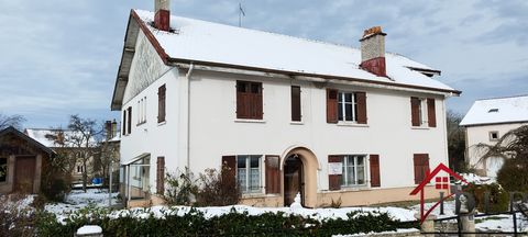 Vend ancienne ferme à rénover de 153m2 habitables et 120m2 de garage, grange, grenier... sur un terrain de 1080m2. Elle se compose : - au sous-sol d'une cave. - au rez-de-chaussée: une entrée, un grand salon/salle à manger de 31m2, une cuisine indépe...