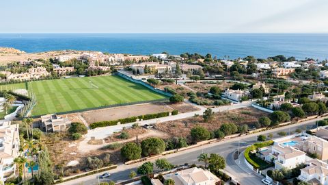 Beläget i det pittoreska Lagos-kvarteret är denna tomt bara en kort promenad från den vackra sandstranden i Porto de Mós, känd för sina kristallklara vatten och livliga atmosfär. Den södervända orienteringen säkerställer ett överflöd av naturligt sol...