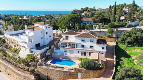 This remarkable villa in Santa Maria Golf, Elviria, is an expansive and large home with 8 bedrooms and 7 bathrooms, offering an exceptional blend of practicality. Set on a 1,062 m² plot with 543 m² of interior space spread across three levels, it's p...