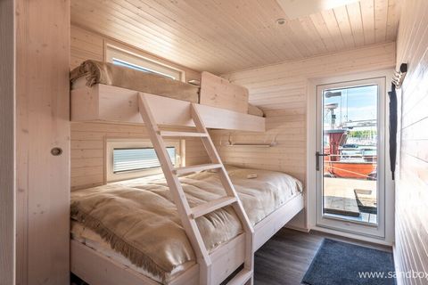 Scandinavische landhuisstijl gecombineerd met maritieme flair - dat vindt u op onze woonboot Harmonie.