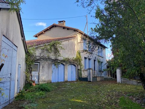 Au coeur de la campagne du sud Charente, cette magnifique propriété de 5 chambres (dont deux au rez de chaussée) et ses grandes dépendances attenantes attendent d'être restaurées par leur nouveau propriétaire. Possibilité daménagement dans les dépend...