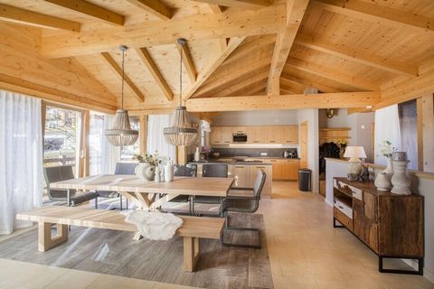 Questo chalet tradizionale si trova a Königsleiten, vicino all'Arena Zillertal. Ideale per un gruppo o una grande famiglia, ha 4 camere da letto e può ospitare fino a 10 ospiti. La sauna e la piscina condivisa nello chalet offrono relax al massimo. S...