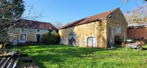 Je vous propose de découvrir cet ensemble immobilier établi sur une terrain de 3216 m², situé à l'entrée d'un pittoresque village du Périgord. Ce bien se compose d'une vieille maison en pierre à restaurer, d'une grange, d'un grand hangar, ainsi que d...