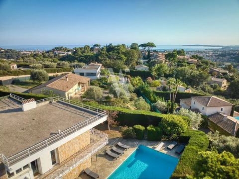 Elegante Villa von 252 m², geprägt vom Charme der 70er Jahre, ideal gelegen im beliebten Viertel Colettes in Cagnes sur Mer. Eingebettet in eine ruhige Umgebung, profitiert es von einer optimalen Südausrichtung, die den ganzen Tag über außergewöhnlic...