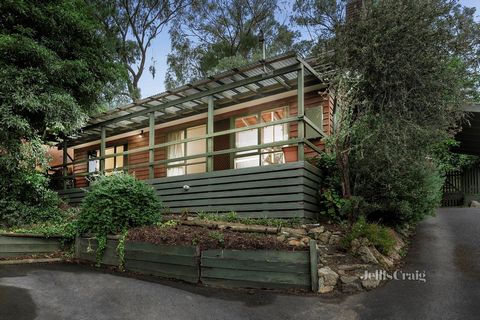 Offrant un sentiment d’isolement, nichée derrière une végétation luxuriante, la véranda ombragée de cette maison de trois chambres bénéficie d’une vue imprenable au-delà de la réserve Quinn et sur les Dandenong Ranges à l’ouest avec une vue verdoyant...