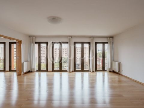 Appartement 4 pièces +1 de 142 m² de surface brute privative, avec balcon et trois places de parking, dans un immeuble conçu par l'architecte Aires Mateus, au Parque das Nações, à Lisbonne. L'appartement comprend un salon avec cheminée, une salle à m...