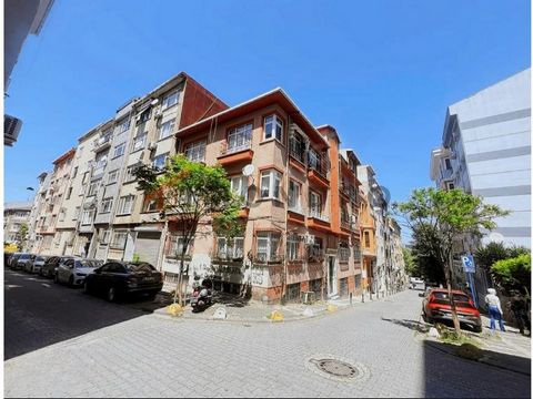 L’appartement à vendre est situé à Kadikoy. Kadikoy est un quartier situé sur la côte asiatique d’Istanbul. C’est un quartier animé et cosmopolite connu pour son atmosphère animée, ses excellents restaurants et cafés et ses boutiques à la mode. La ré...