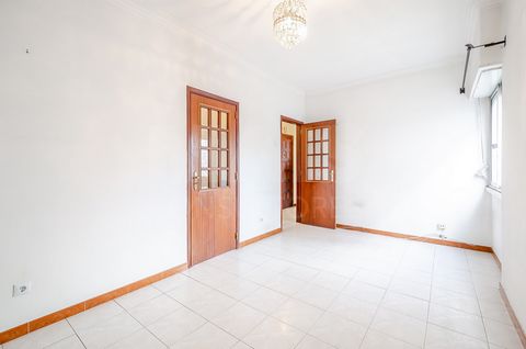 Apartamento T2 situado num 1.º andar de um prédio de 4 pisos, sem elevador, excelente localização com 3 frentes, sendo composto por: - 2 Quartos com varanda partilhada, pavimento em soalho flutuante. - Corredor – Hall de entrada. - Porta com fechadur...