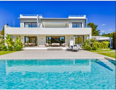 Fristående villa, Marbella, Costa del Sol. 6 Sovrum, 6 Badrum, Storlek 559 m², Garden/Plot 1006 m². Läge : Nära till golf, Nära till hamn, Nära till affärer, Nära till havet, Urbanisation. Väderstreck : Söder. Skick : Perfekt. Pool : Privat pool. Kli...