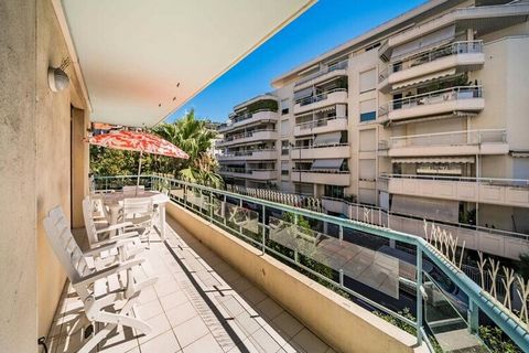 Cet agréable 3 pièces est idéalement situé proche du centre de Cannes, à environ 5 minutes à pied du Boulevard de la Croisette et une dizaine de minutes en voiture pour rejoindre le Palais des Festivals. Array Bénéficiant d'une belle terrasse d'angle...