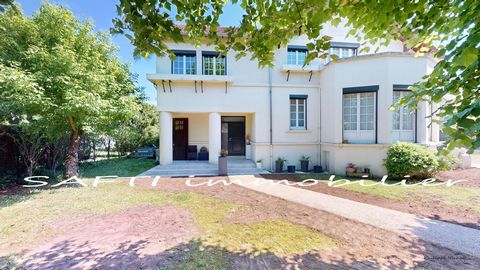 With its functional arrangement, this opulent 190m2, spacious and bright 190m2 house offers comfort and well-being, between tradition and contemporary elegance. Ground floor: very nice entry with cloakroom/laundry room, large dinner kitchen open to t...