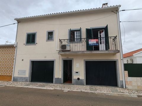 Vivienda compuesta por recibidor, cocina, despensa y garaje en planta baja. En la primera planta consta de salón con chimenea y estufa, baño y tres dormitorios, uno de ellos suite. También dispone de una gran buhardilla lista para su uso, además de u...