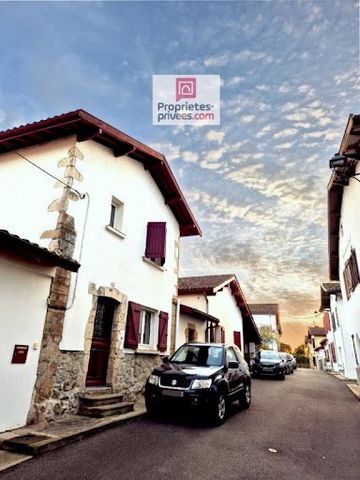 Une maison nichée au coeur d'un très joli lieu historique : la bastide de Hastingues, fondée au 13ème siècle ! Avec son arche en pierre et sa légende de l'escargot géant! Elle a une position sincèrement magique, car d'un côté vous avez une jolie rue ...