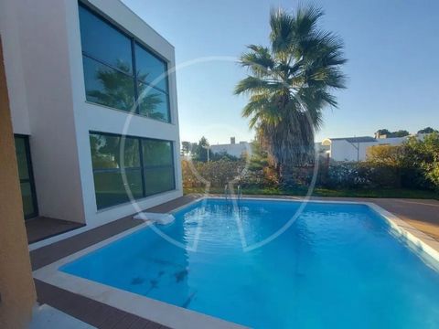 Nous vous invitons à connaître cette villa en duplex avec piscine privée et terrain paysager environnant, inséré dans un complexe de luxe, à 30 minutes de la ville de Lisbonne. Située au bout d'une rue, cette villa contemple encore plus d'intimité qu...