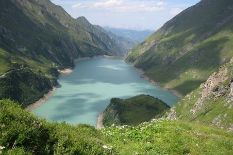 Questo moderno appartamento per un massimo di 6 persone si trova in una casa vacanze indipendente vicino al centro di Kaprun nel Salisburghese. La posizione della casa è ideale, lo skibus, la scuola di sci, il centro di Kaprun e lo skilift per princi...