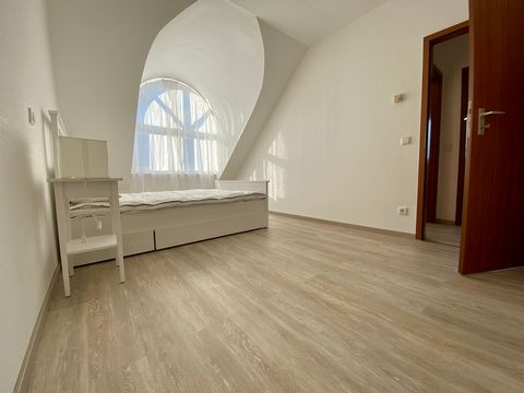 Dachgeschoss mit Balkon, Einbauküche, Möbel, Keller, Waschkeller, Tiefgarage und Aufzug. Beide Zimmer sind mit Bett, Regal, und Kleiderschrank gestattet. Die Wohnung liegt in fußläufiger Distanz (5min) zum Höchst Bahnhof und viele EInkaufsmöglichkeit...