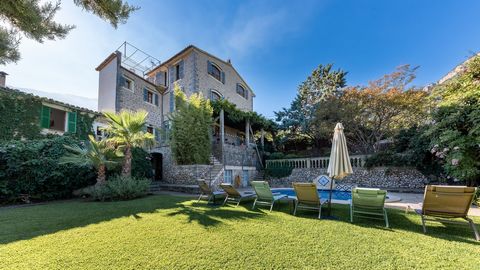Beautiful property with stone façade in Sóller with views of the village and the mountains. This 4-storey house with elevator offers the following rooms: On the lower level there is a guest apartment with living room, toilet and bedroom. On the main ...