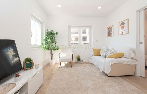 Completely renovated 1-bedroom apartment, brand new, with a great frontal sea view. The kitchen is white with high-quality lacquered furniture. The materials were carefully selected based on quality and good taste. The apartment stands out for its ex...