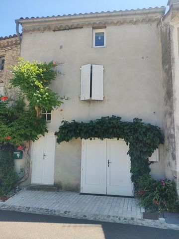 Maison en pierre située au coeur du village de Vesseaux