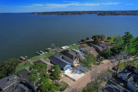 Spektakuläres und komplett renoviertes Haus mit Blick auf das offene Wasser in Walden, mit überdachter Terrasse, großem Hof und Bootsanlegestelle! Mit Panoramablick auf das offene Wasser von fast jedem Raum im Haus aus, Hartholz- und Fliesenböden, fr...