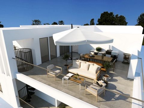 Faites l’expérience de la vie moderne dans cet élégant penthouse de 2 chambres à Larnaca. Doté d’un design contemporain, l’appartement dispose de chambres spacieuses, d’une cuisine élégante et d’un coin salon lumineux. Le point culminant est le jardi...